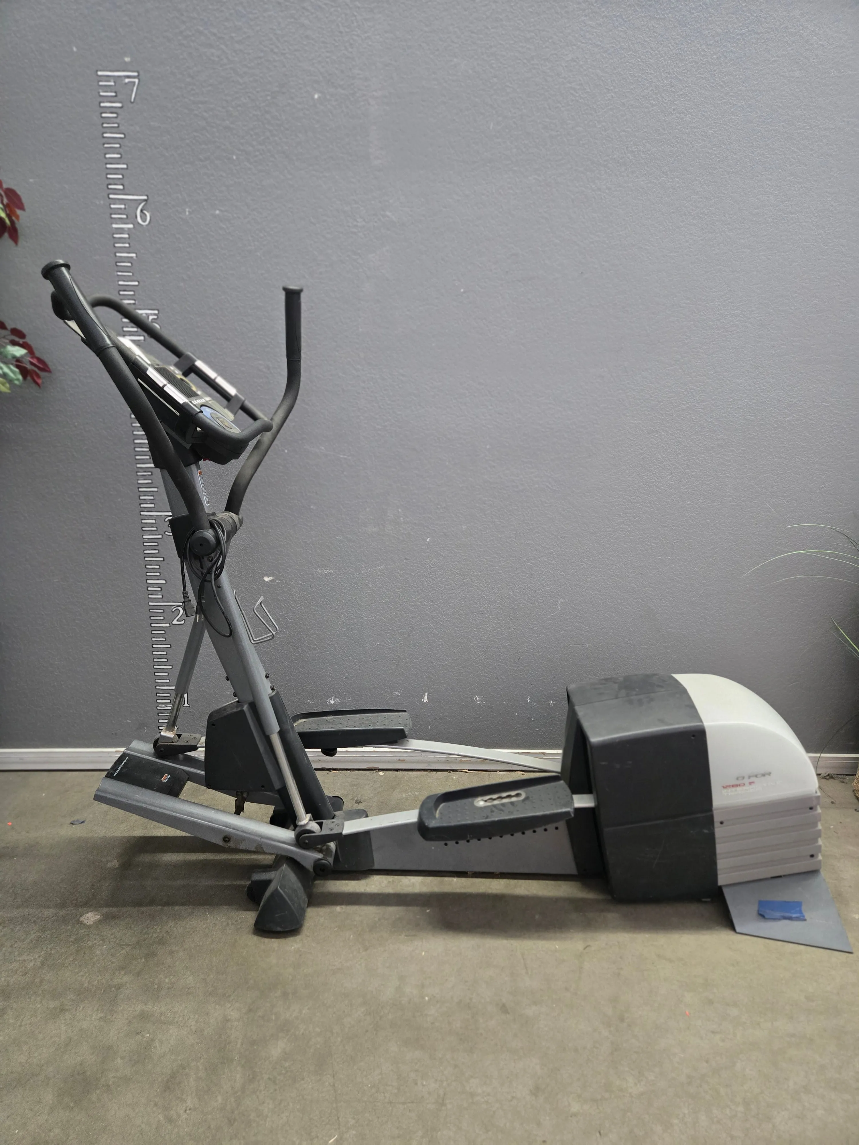 38770 ProForm Elliptical Trainer with Adjustable Resistance - 30 Day Guarantee !
