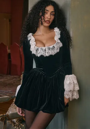 Romantic Vintage-Inspired Velvet Mini Dress with Dramatic Lace Sleeves